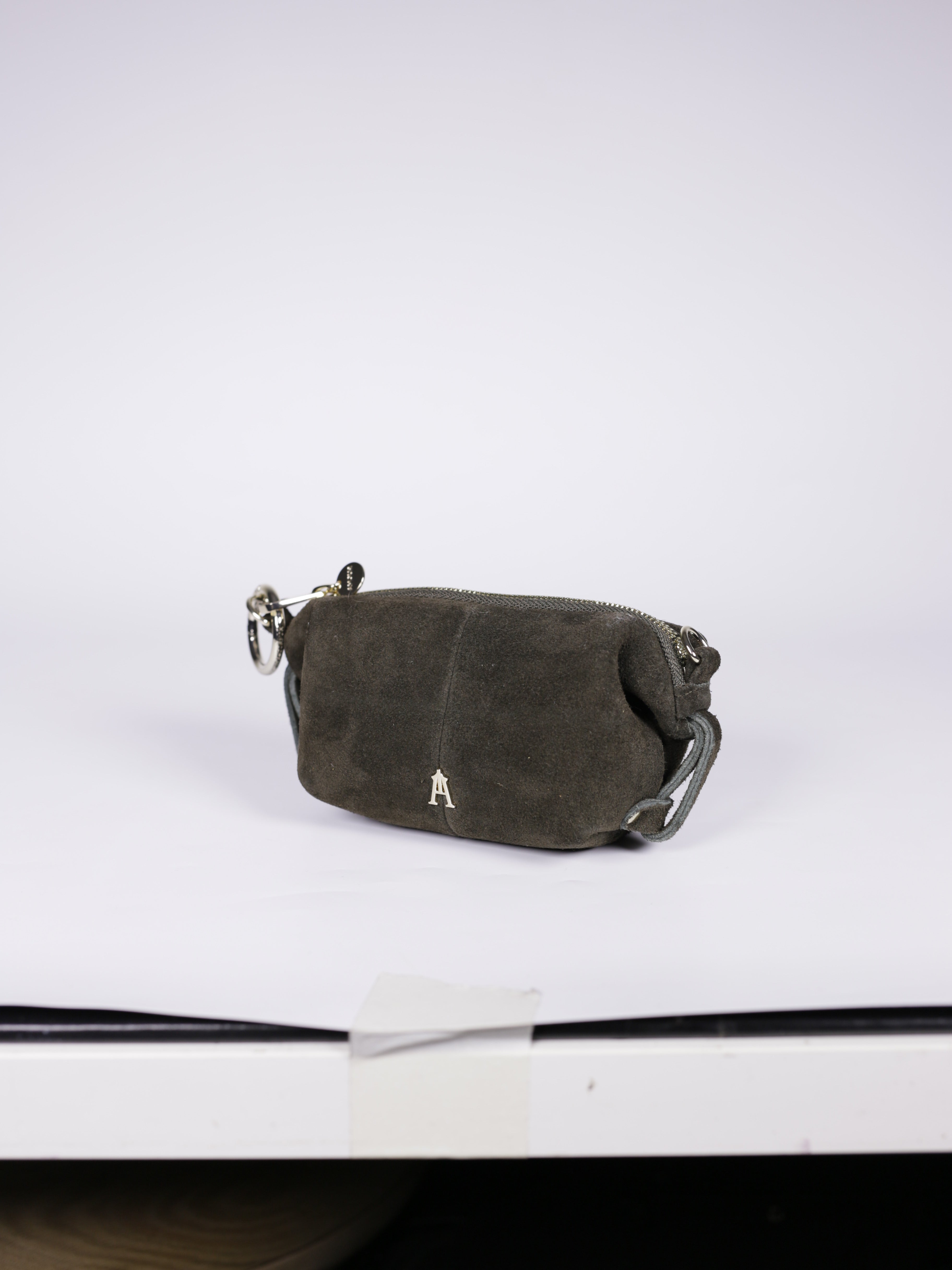 Petite trousse en cuir Daim pelucheux coloris Pépé (gris-kaki).