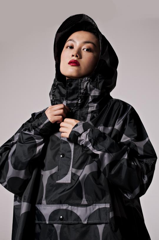 PONCHO BLACK POLKA