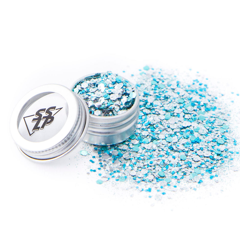 Pot de 5ml contenant un mélange de paillettes argentées, bleues et turquoises